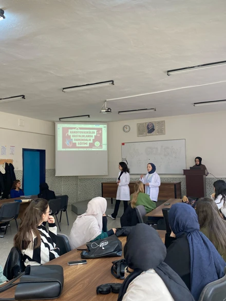 Hemşirelik Fakültesinden İMÖ ve Sınıf Öğretmenliği Öğrencilerine Sunum Yapıldı